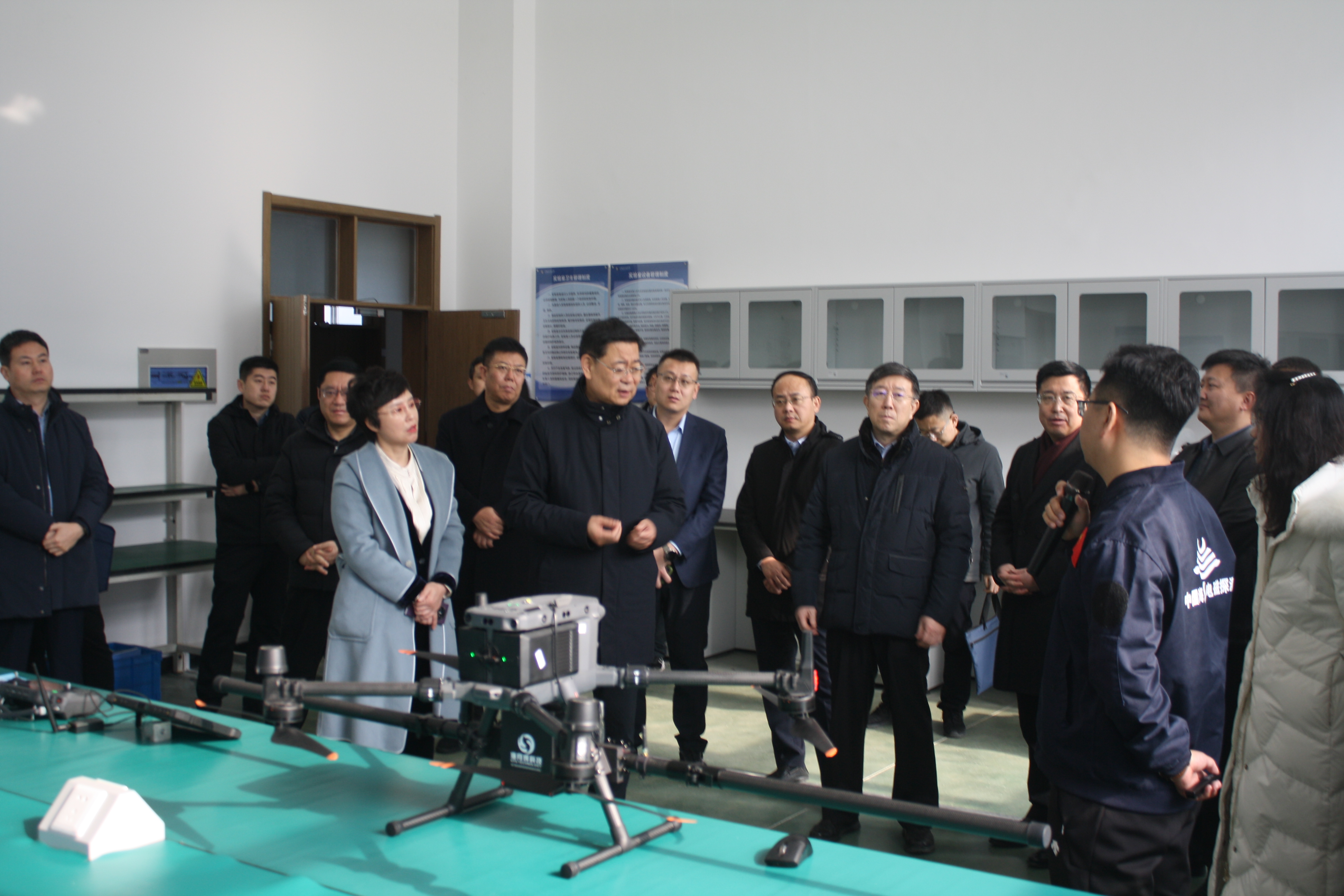 Wang Bo, member of the Standing Committee of Qingdao Municipal Committee and Vice Mayor, visits the aeromagnetic detection equipment of UAV